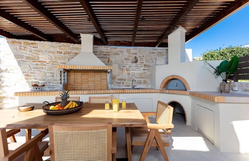 Margarites Villa | Nueva villa boutique de lujo con piscinas infinitas y bañera de hidromasaje, cerca del pueblo histórico
