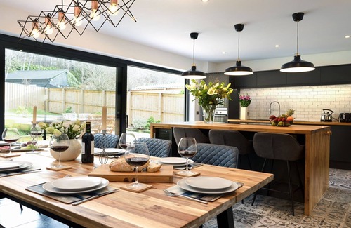 Glenmore Cabaña | Two Queens Houses - a house that sleeps 10 guests in 5 bedrooms