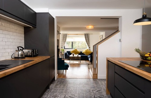 Glenmore Cabaña | Two Queens Houses - a house that sleeps 10 guests in 5 bedrooms