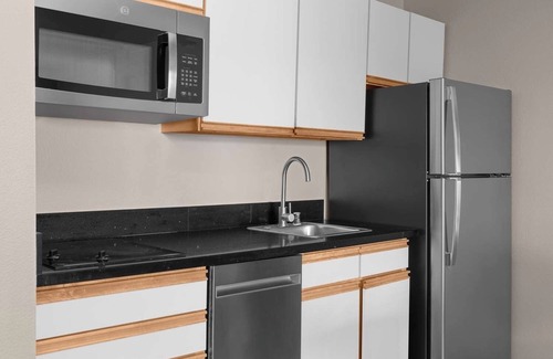 Hillsboro Hotel | Two Relaxing Suite Retreat with Full Kitchen & On-Site Fireplace | Free Parking