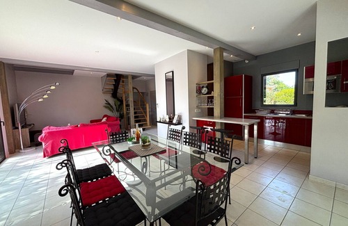 Saint-Vincent-de-Cosse Cabaña | DOMINIO DE 2 ESPACIOSAS VIVIENDAS DE MADERA ESPÍRITU LOFT CON PISCINA CERCADA PRIVADA