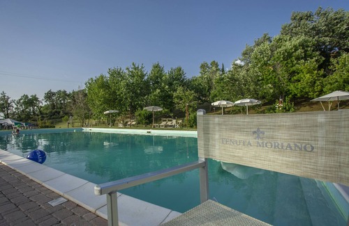 Montespertoli Apartamento | Cómodo apartamento en una casa de campo con una piscina panorámica