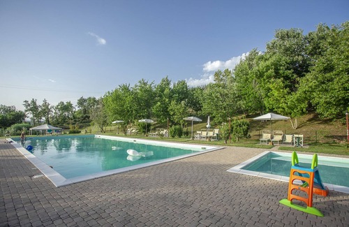 Montespertoli Apartamento | Cómodo apartamento en una casa de campo con una piscina panorámica