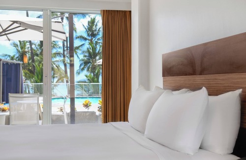 Honolulu Hotel | Two Rooms with Easy Pool Access! Property Close to Waikiki Beach!