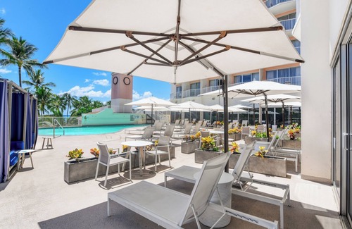 Honolulu Hotel | Two Rooms with Easy Pool Access! Property Close to Waikiki Beach!