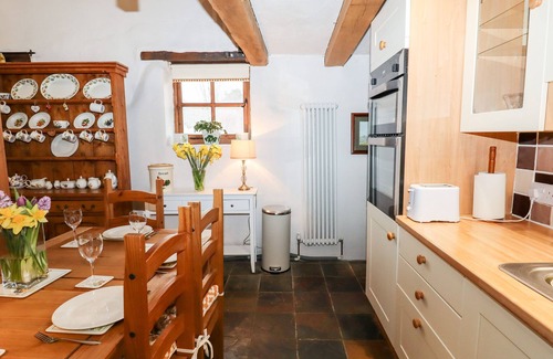 Sourton Cabaña | TWO SHOES COTTAGE, pet friendly, with open fire in Sourton Down