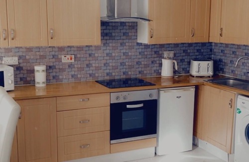 Gillingham Apartamento | two spacious bedrooms apartment,2 bathroom, 1sofa`bed.free parking