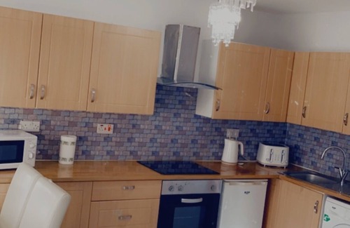 Gillingham Apartamento | two spacious bedrooms apartment,2 bathroom, 1sofa`bed.free parking