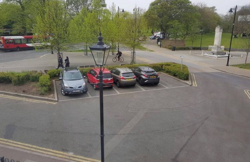 Gillingham Apartamento | two spacious bedrooms apartment,2 bathroom, 1sofa`bed.free parking