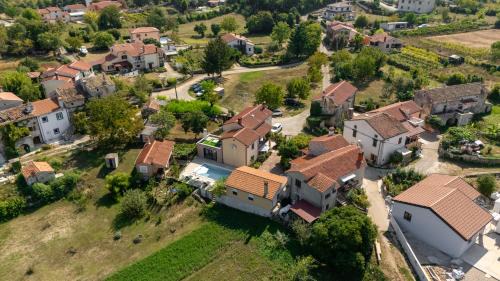 Nedescina Casa | Two Stone Houses Iva