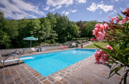 Orzale Villa | Villa de dos plantas con una gran piscina privada y un bonito jardín.