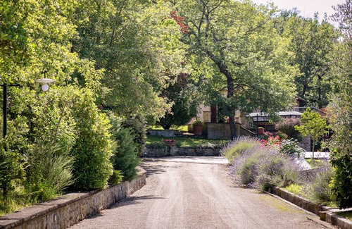 Orzale Villa | Villa de dos plantas con una gran piscina privada y un bonito jardín.