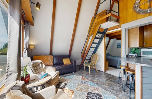 Otter Rock Chalet De Esquí | Loft frente al mar w / magníficas vistas al mar y acceso a la playa fácil!