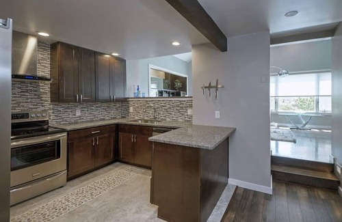 Downtown Wilmington Condominio | Two-story condo in luxury townhouse. Free parking.