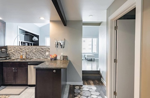 Downtown Wilmington Condominio | Two-story condo in luxury townhouse. Free parking.