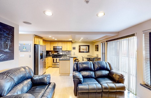 Phinney Ridge Condominio | Two-story condo with fireplace & balcony in the heart of Phinney Ridge