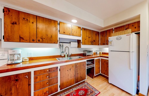 Waitsfield Condominio | Two-story, creekside condo with great deck, pool & tennis - near Mad River Glen