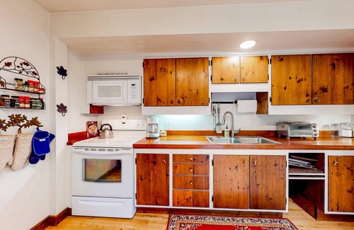 Waitsfield Condominio | Two-story, creekside condo with great deck, pool & tennis - near Mad River Glen