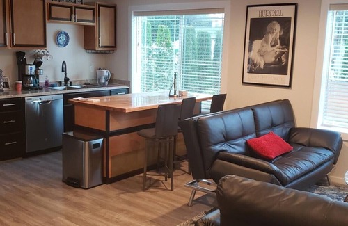 Cascade Casa | Two-story house with access to the forest and creek