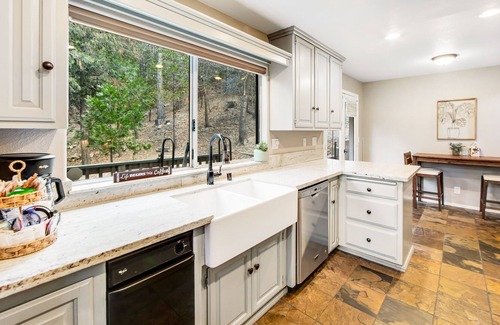 Blue Jay Cabina | Two-story mountain retreat with two fireplaces & a furnished deck - near golf