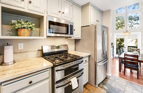 Blue Jay Cabina | Two-story mountain retreat with two fireplaces & a furnished deck - near golf