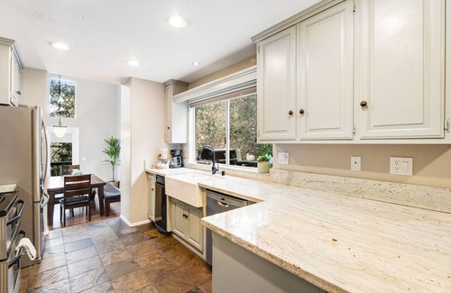 Blue Jay Cabina | Two-story mountain retreat with two fireplaces & a furnished deck - near golf