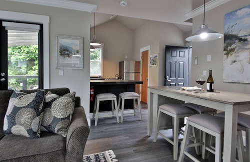 Langley Condominio | Two-story townhouse just steps from the waters edge with a private deck. Perfect accommodations for families. Recently remodeled. Beautifully appointed