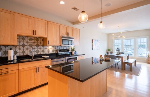Spring Lake Condominio | Two Story Upscale Condo w/Amazing Lake Views