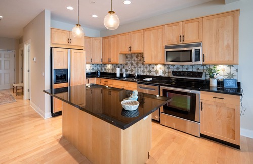 Spring Lake Condominio | Two Story Upscale Condo w/Amazing Lake Views
