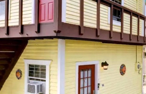 San Jacinto Casa | Two Story Yellow home
