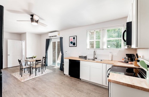 DeBaliviere Place Apartamento | Two Stylish 2BR Apt CozySuites w parking