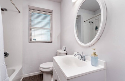 DeBaliviere Place Apartamento | TWO Stylish Spacious 2BR Apt CozySuites w/parking!