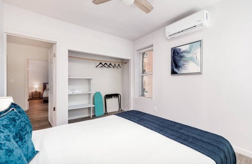 DeBaliviere Place Apartamento | TWO Stylish Spacious 2BR Apt CozySuites w/parking!