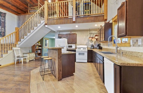 Island Park Apartamento | Two Top Stop - Hot Tub Arcades Air Hockey Views YSNP