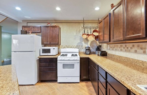Island Park Apartamento | Two Top Stop - Hot Tub Arcades Air Hockey Views YSNP