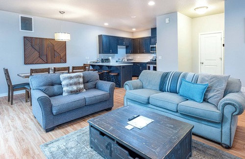 Corvallis Casa | TWO townhomes for your giant group!