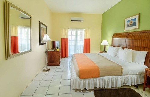 Rodney Bay Hotel | Two Units with Free Parking! Enjoy in the Outdoor Pool, Airport Shuttle!