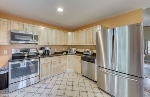Stowe Casa | Two wonderful escapes with full kitchens, WiFi, private hot tub, & gas grill