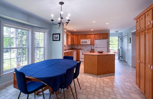 Waldoboro Casa | Two wonderful homes on the river with fast WiFi, furnished decks, grills & W/D
