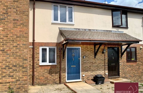Henley Casa | Twyford - Modern 2 Bedroom House - With Garden
