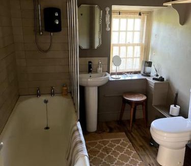 Llanengan Casa | TY CAPEL ABERSOCH beaches, comfy beds, super Wi-Fi, TV, wood fires, garden, bbq