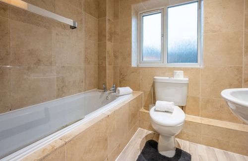 Llanishen Casa | Tŷ Coch by Tŷ SA in Wales - Free Parking