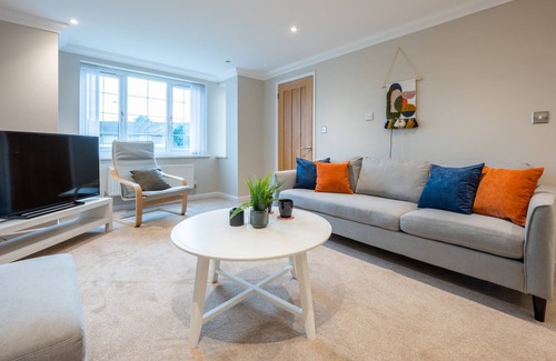 Llanishen Casa | Tŷ Coch by Tŷ SA in Wales - Free Parking