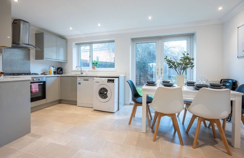 Llanishen Casa | Tŷ Coch by Tŷ SA in Wales - Free Parking