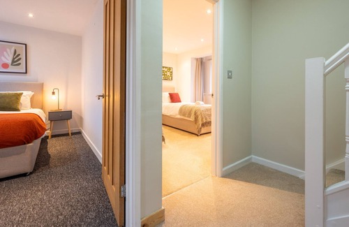 Llanishen Casa | Tŷ Coch by Tŷ SA in Wales - Free Parking