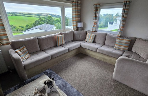 Looe Cabina | Ty-Dee Holiday Home inside Polperro Holiday