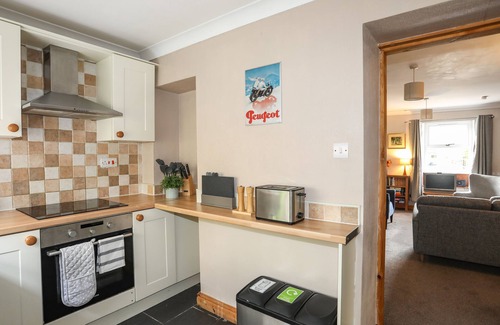 Llanystumdwy Cabaña | TY EIDDEW (IVY HOUSE), pet friendly, with a garden in Criccieth