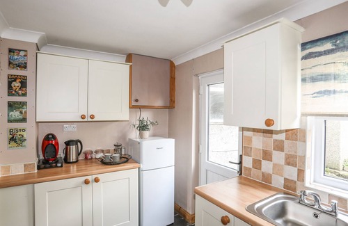 Llanystumdwy Cabaña | TY EIDDEW (IVY HOUSE), pet friendly, with a garden in Criccieth