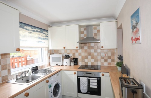 Llanystumdwy Cabaña | TY EIDDEW (IVY HOUSE), pet friendly, with a garden in Criccieth