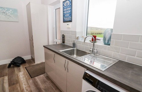 Llanrhidian Higher Cabaña | TY MARLYN, pet friendly, luxury holiday cottage in Crofty